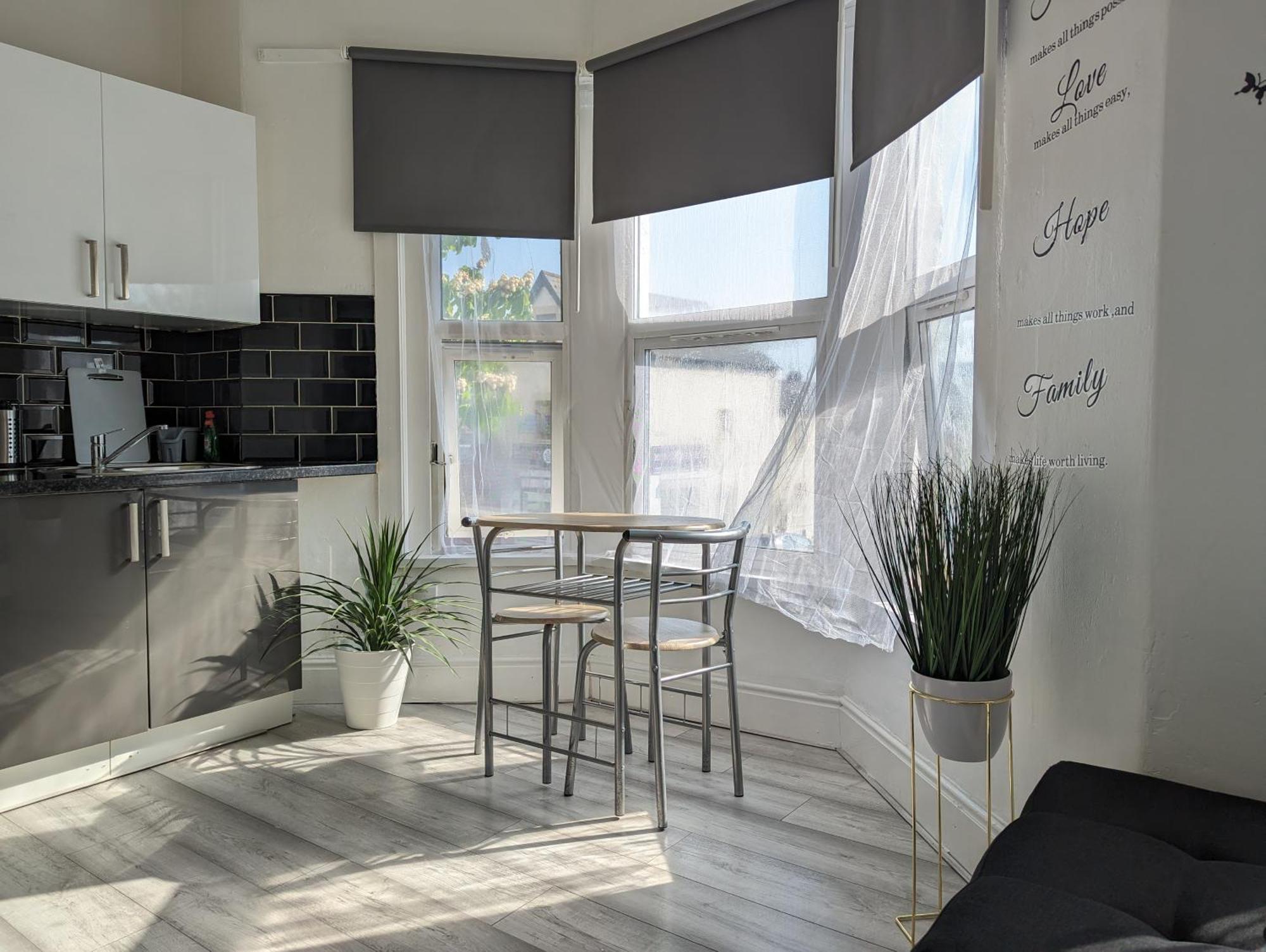 Inner-City Apartments - Basic Amenites Cardiff Exterior foto