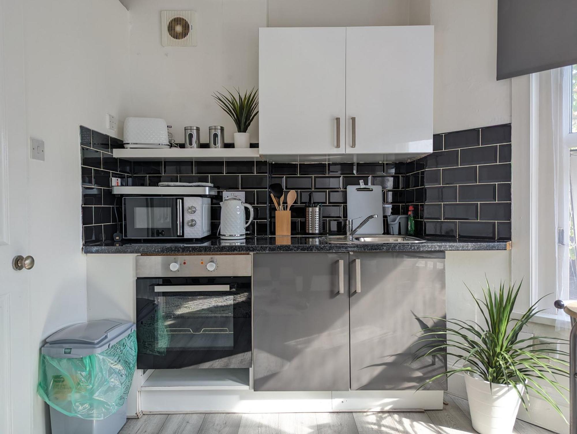 Inner-City Apartments - Basic Amenites Cardiff Exterior foto