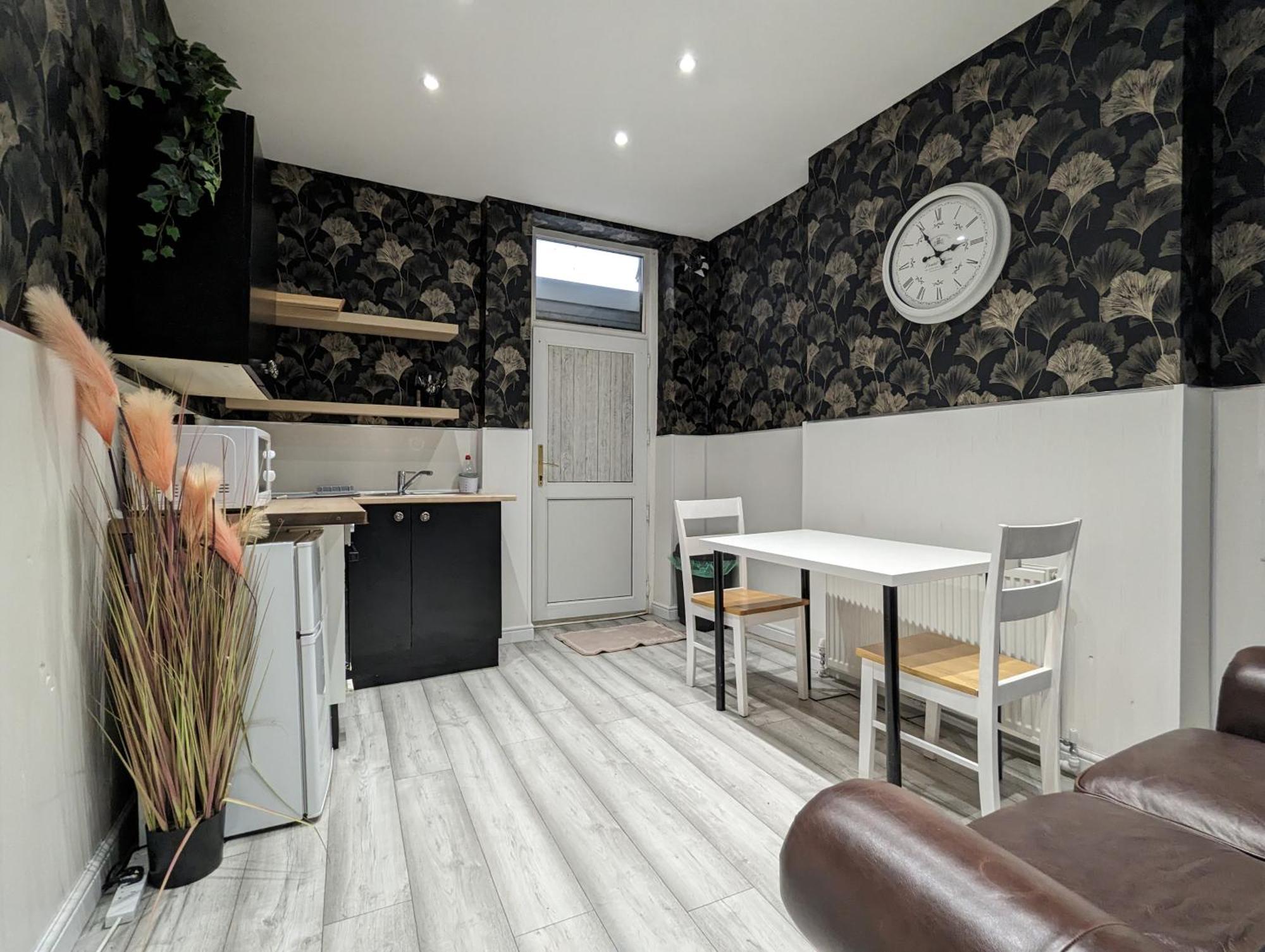Inner-City Apartments - Basic Amenites Cardiff Exterior foto